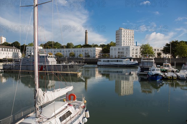Lorient, port, bateau gris des douanes et vedette quittant le port