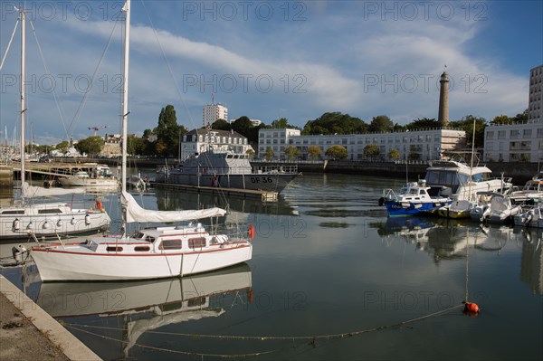 Lorient, port, bateau gris des douanes et voiliers