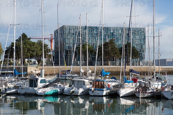 Lorient, port, bateaux amarrés à  quai et immeuble Lorient Agglomération