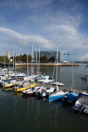 Lorient, port, bateaux amarrés à  quai