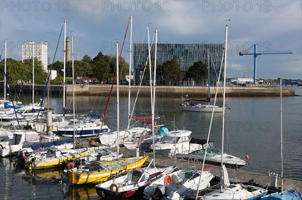 Lorient, port, bateaux amarrés à  quai et immeuble Lorient Agglomération