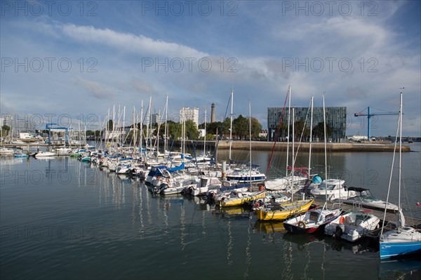 Lorient, port, bateaux amarrés à  quai et immeuble Lorient Agglomération