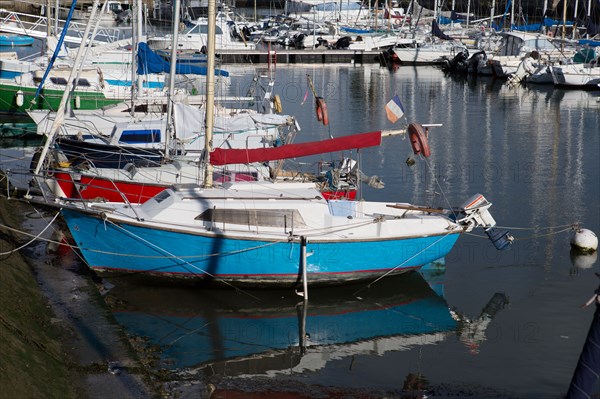 Lorient, port, bateaux amarrés à  quai