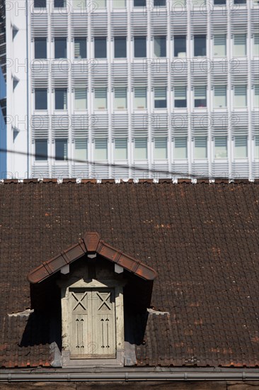 Paris, lucarne dans le quartier des Batignolles