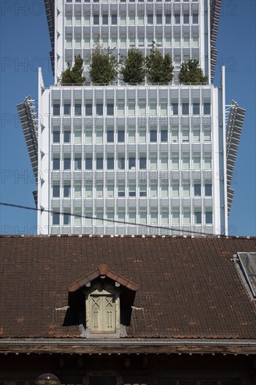 Paris, lucarne dans le quartier des Batignolles et nouveau Palais de Justice