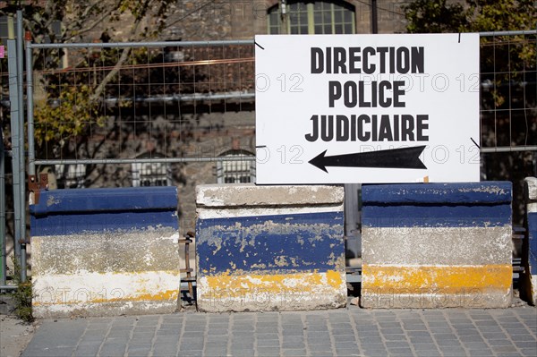 Paris, panneau de direction de la police judiciaire