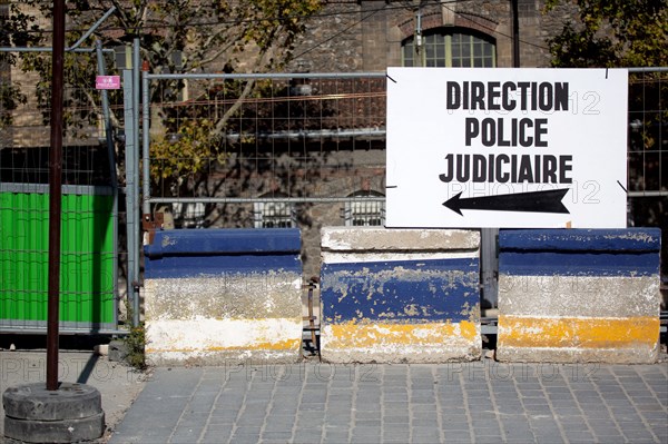 Paris, panneau de direction de la police judiciaire