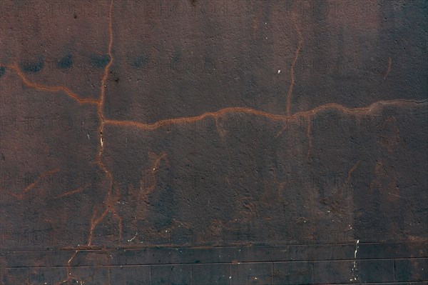 Etaples-sur-Mer, cracked wall