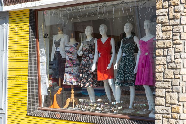 Montreuil-sur-Mer, commerce de vêtements,