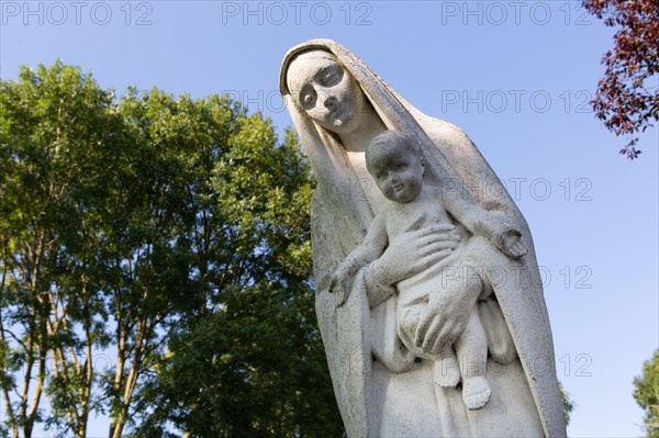 Montreuil-sur-Mer, Madonna and Child