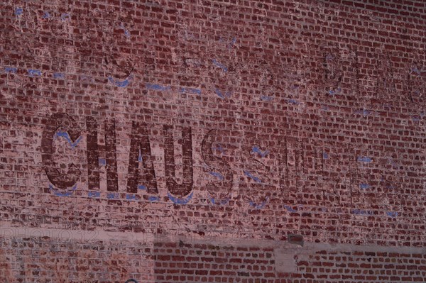 Merlimont Plage, mur de briques avec ancienne publicité peinte