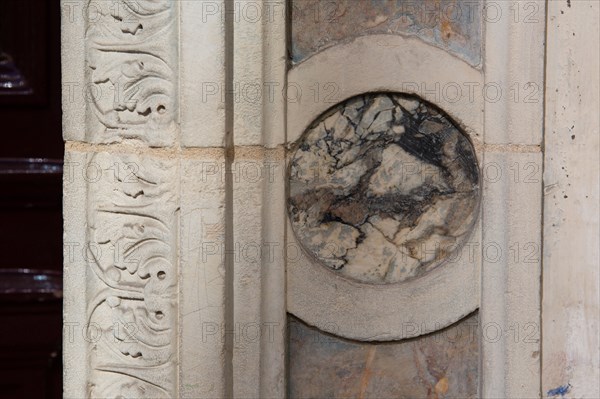 Paris, médaillon décoratif d'un immeuble de la rue Saint-Placide