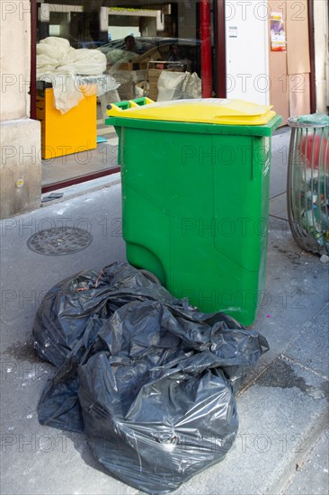 Paris, poubelle jaune