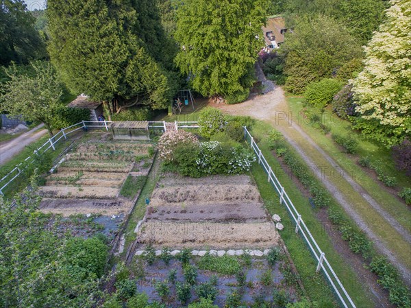 Campigny, hotel restaurant Le Petit Coq aux Champs, permaculture vegatable garden