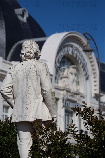 Trouville-sur-Mer (Calvados),  Casino Barrière et statue de Gustave Flaubert