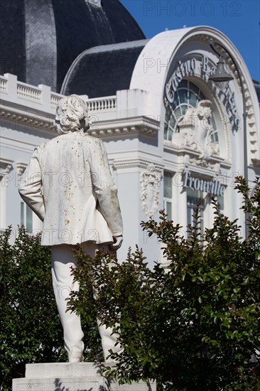 Trouville-sur-Mer (Calvados),  Casino Barrière et statue de Gustave Flaubert