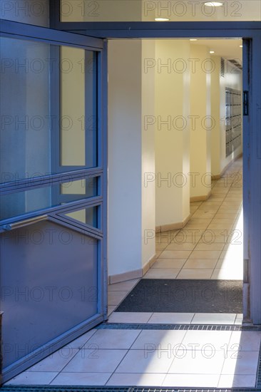 Paris, Couloir d'un immeuble Avenue du Maine