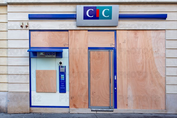 Paris, vitrine d'une banque protégée par des panneaux de bois