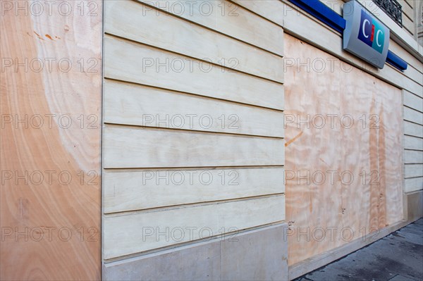 Paris, vitrine d'une banque protégée par des panneaux de bois