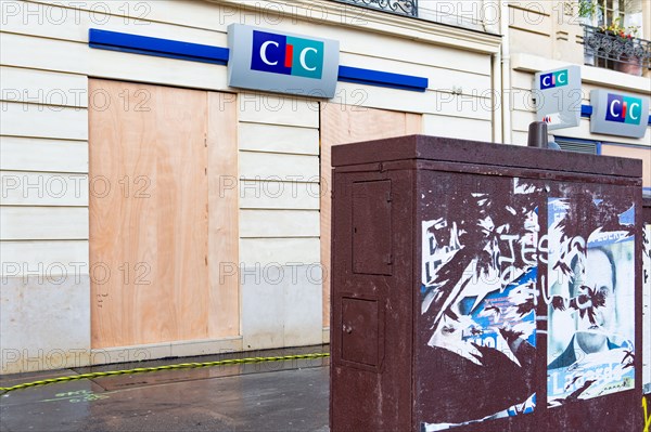 Paris, vitrine d'une banque protégée par des panneaux de bois