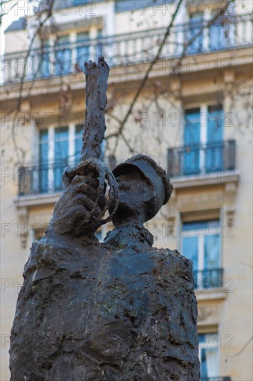 Statue hommage au Capitaine Alfred Dreyfus située place Pierre-Lafue à Paris