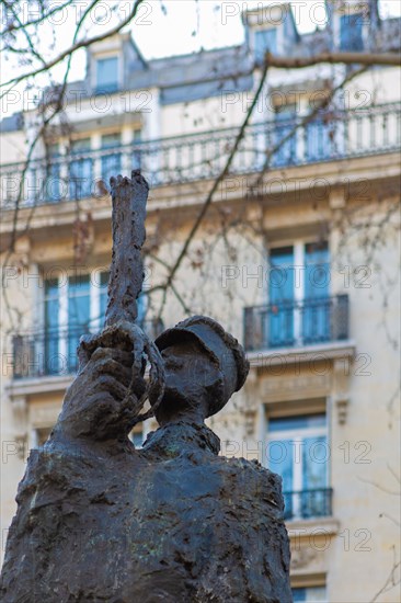 Statue hommage au Capitaine Alfred Dreyfus située place Pierre-Lafue à Paris