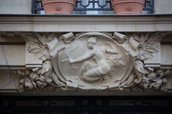 Paris, 15 rue Duguay Trouin, sculpted overdoor