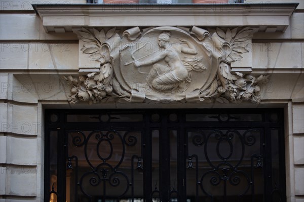 Paris, 15 rue Duguay Trouin, sculpted overdoor