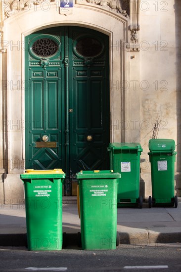 Paris, poubelles devant un immeuble