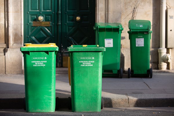 Paris, poubelles devant un immeuble