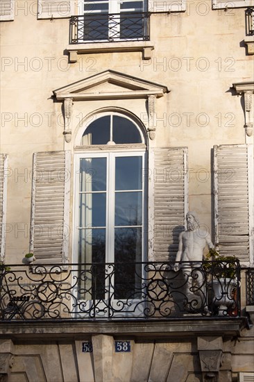 Paris, sculpture sur le balcon d'un immeuble