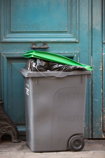 Paris, poubelles devant un immeuble