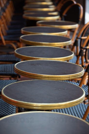 Paris, tables d'une terrasse de café