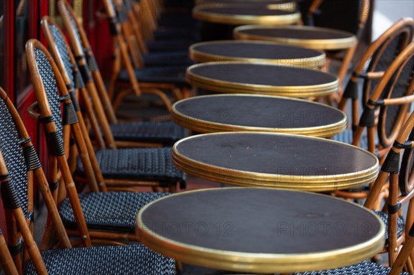 Paris, tables d'une terrasse de café