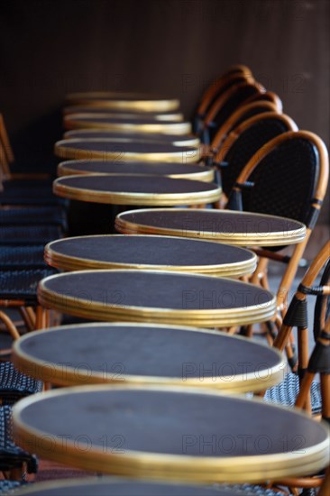 Paris, tables d'une terrasse de café