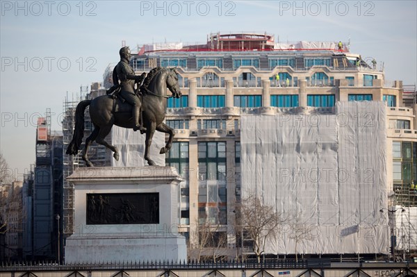 Paris, statue of Henry IV of France La Samaritaine under construction, ongoing work