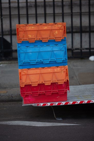 Paris, caisses colorées