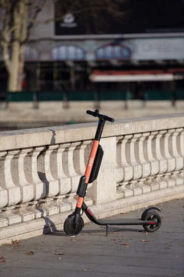 Paris, trottinette électrique sur le Pont au Change