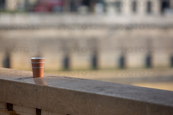 Paris, gobelet sur le Pont d'Arcole