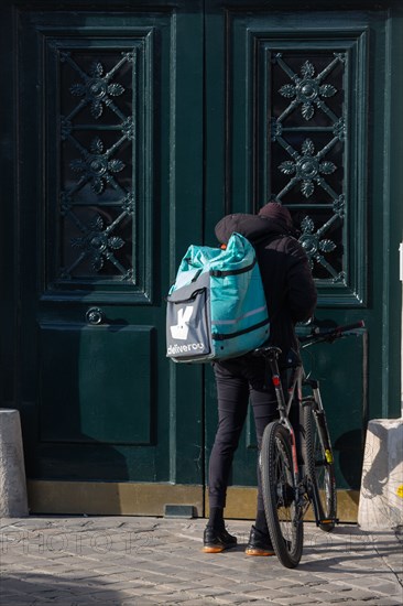 Paris, livreur Deliveroo