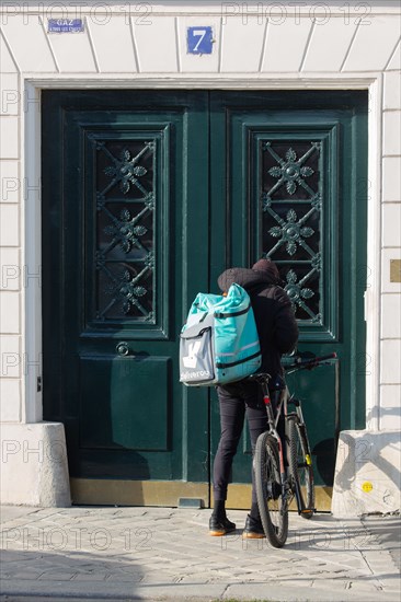 Paris, delivery man of the Deliveroo company