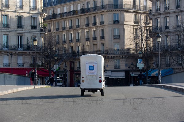 Paris, delivery man on the Pont Saint-Louis