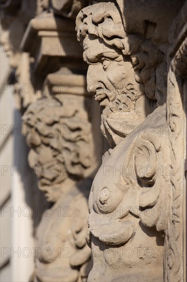 Paris, cariatides de l'école Masillon