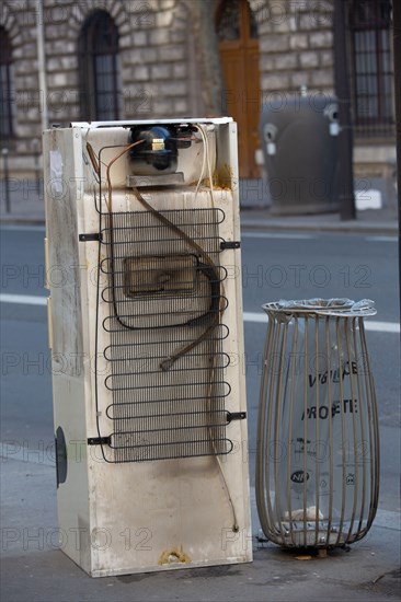 Paris, refrigerator dropped on the pavement