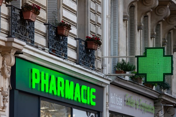 Paris, pharmacie boulevard Henri IV