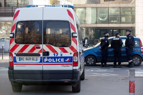 Paris, car de Police