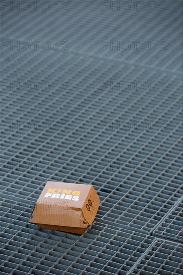 Paris, boite de hamburger jetée par terre