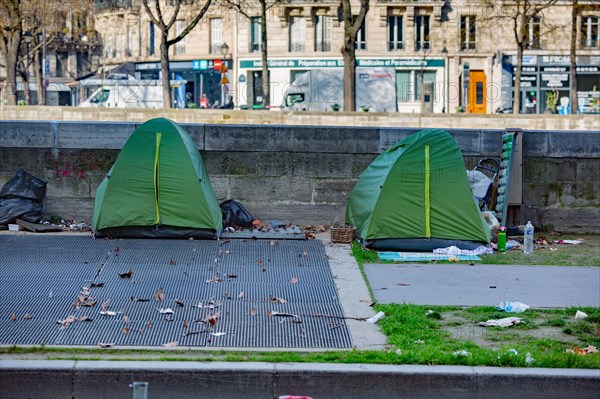 Paris, tentes le long du boulevard de la Bastille