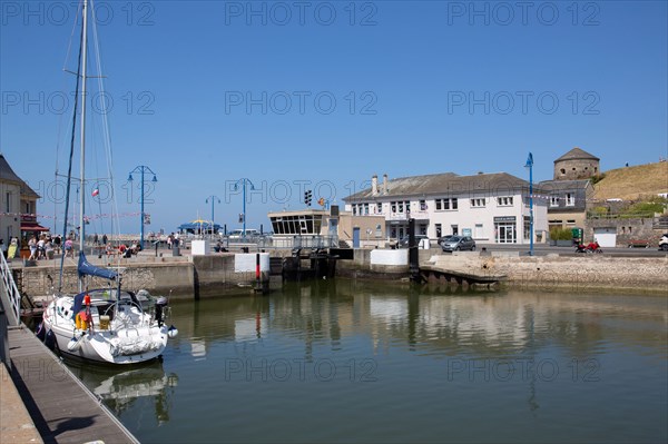 Port en Bessin Huppain, basin and lock