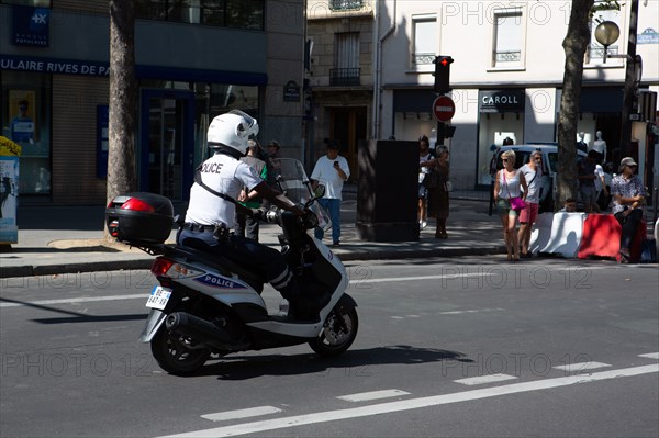 Scooter de la police nationale